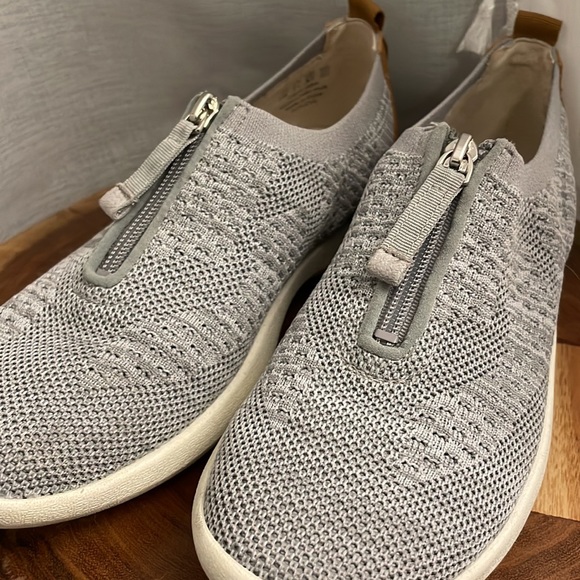 Size 6.5 Life Stride Velocity 2.0 Slip on Sneakers - Picture 3 of 5